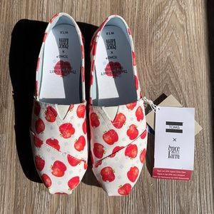 Tom’s Size 7.5 Apple design shoe.